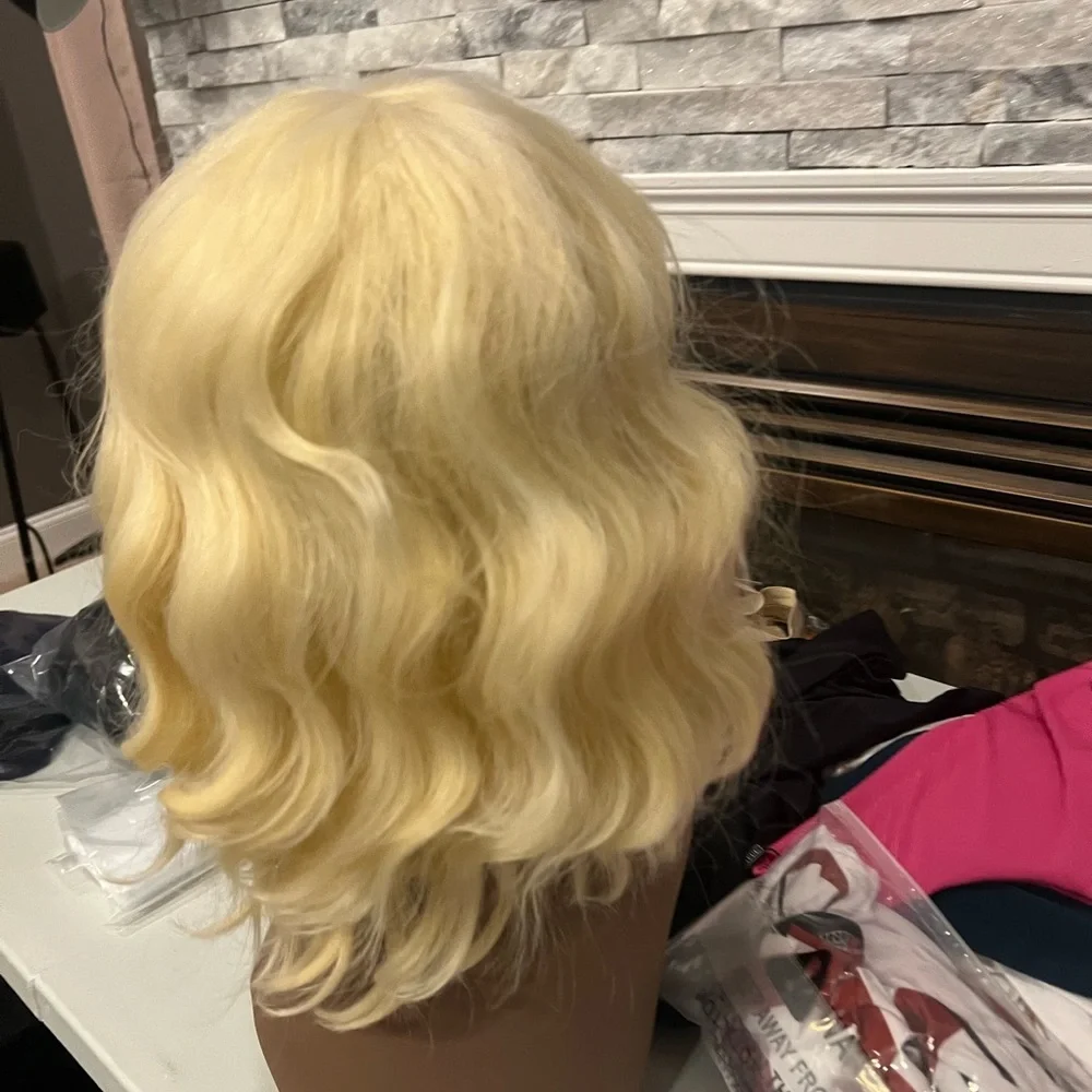 Blonde Wavy Hair Wig – Medium Length